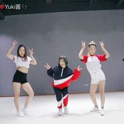 吃瓜娱乐手势舞,跟随吃瓜娱乐手势舞，一起摇摆快乐时光